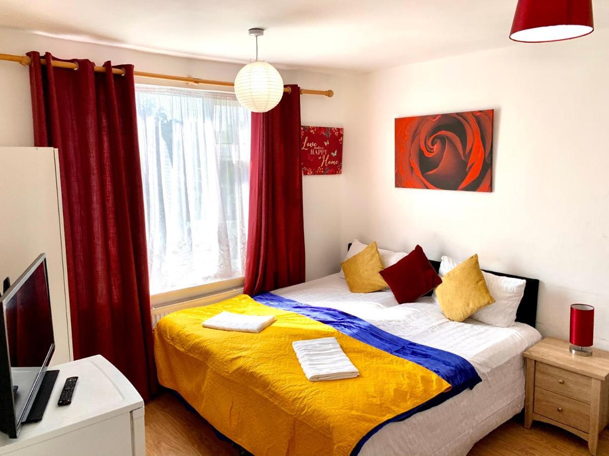 Studio Apartment, Private Bathroom And Parking Ilford Exteriör bild