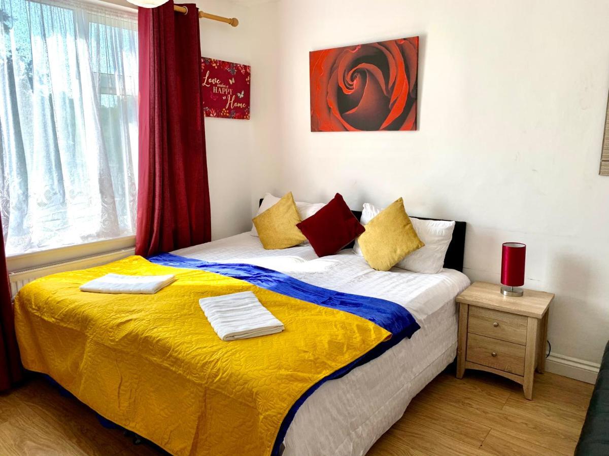 Studio Apartment, Private Bathroom And Parking Ilford Exteriör bild
