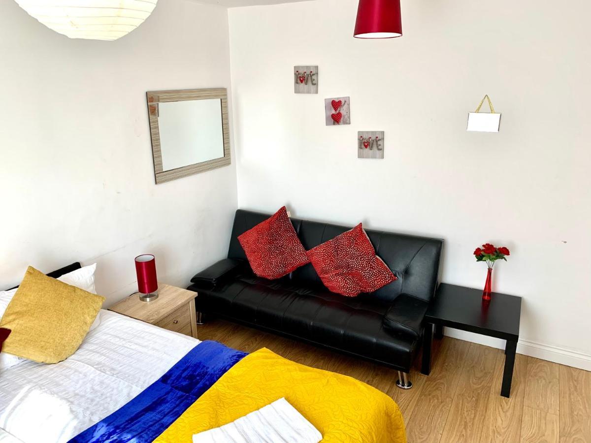 Studio Apartment, Private Bathroom And Parking Ilford Exteriör bild