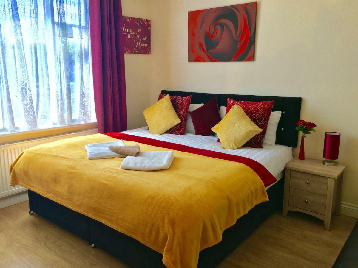 Studio Apartment, Private Bathroom And Parking Ilford Exteriör bild