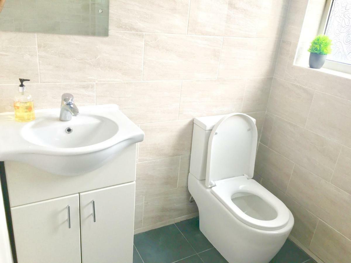 Studio Apartment, Private Bathroom And Parking Ilford Exteriör bild