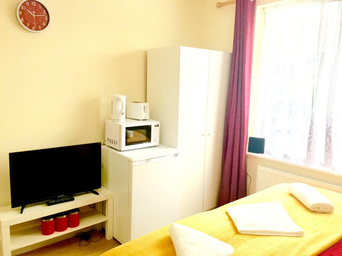 Studio Apartment, Private Bathroom And Parking Ilford Exteriör bild