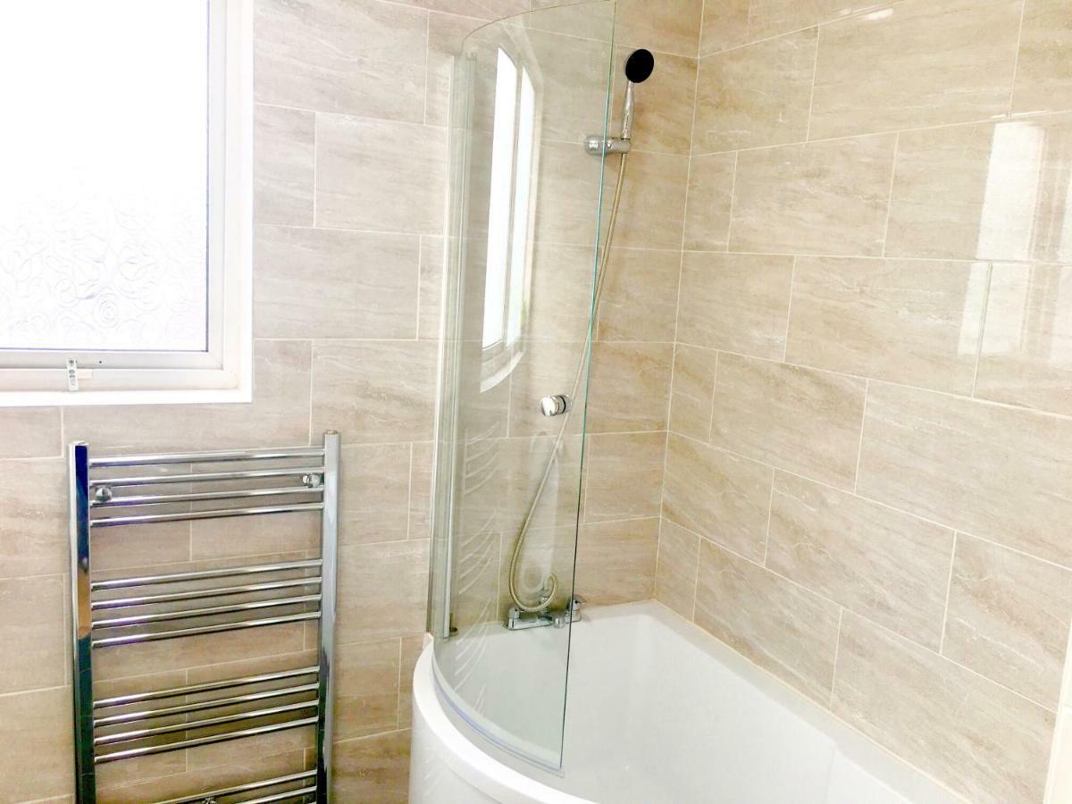 Studio Apartment, Private Bathroom And Parking Ilford Exteriör bild