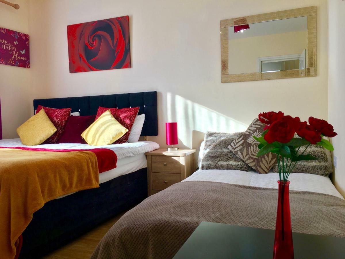 Studio Apartment, Private Bathroom And Parking Ilford Exteriör bild