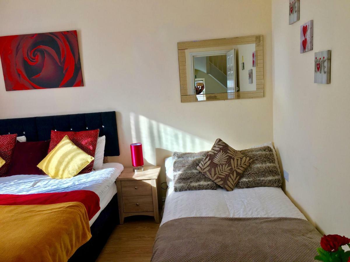Studio Apartment, Private Bathroom And Parking Ilford Exteriör bild