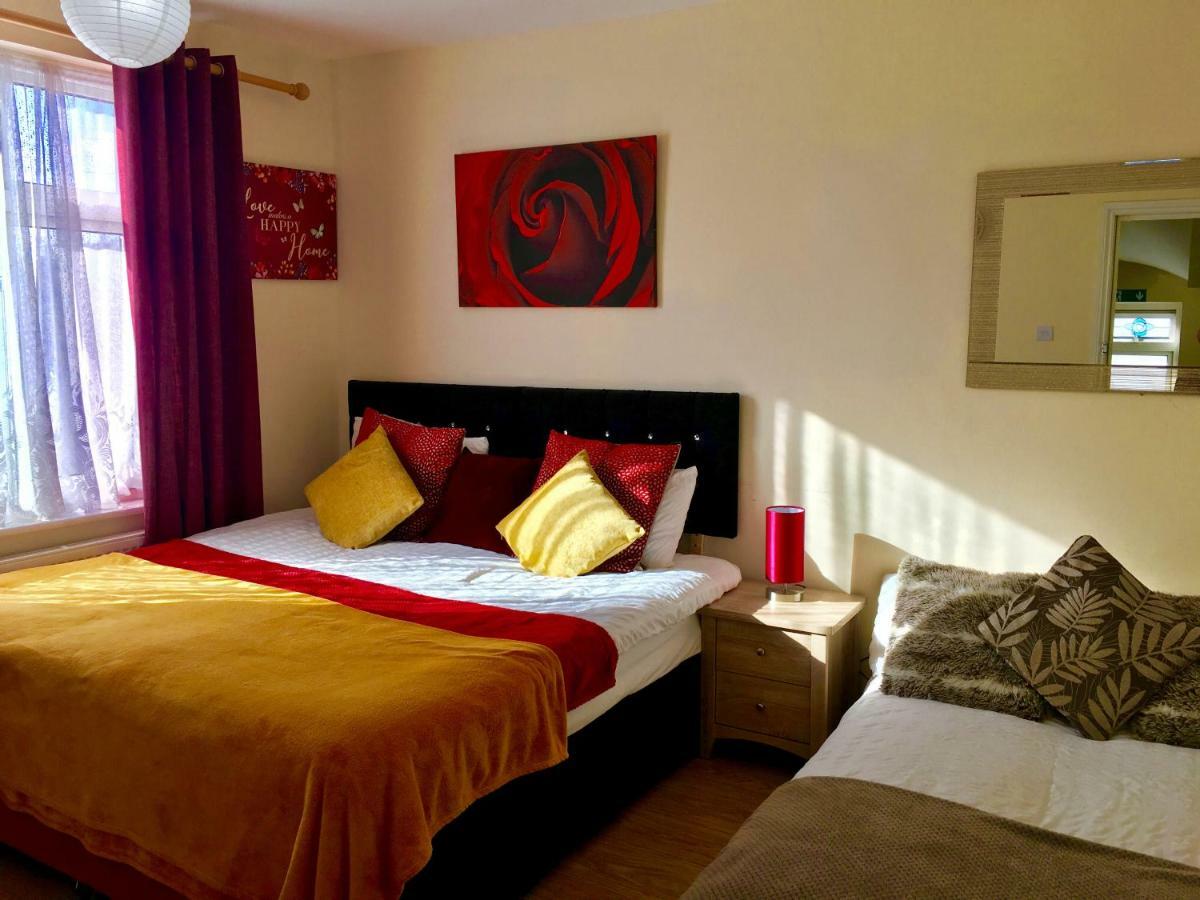 Studio Apartment, Private Bathroom And Parking Ilford Exteriör bild