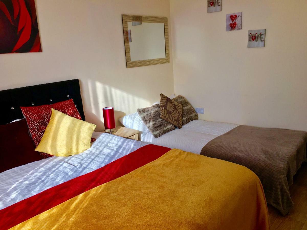 Studio Apartment, Private Bathroom And Parking Ilford Exteriör bild